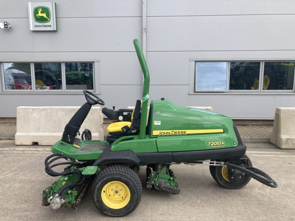 John Deere 7200A utility triple mower