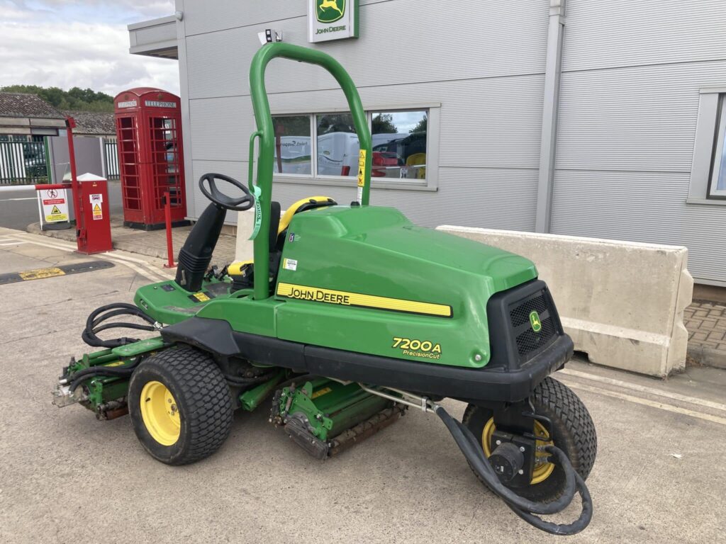 John Deere 7200A utility triple mower