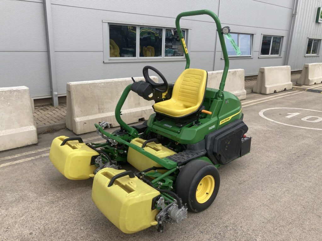 John Deere 2750E greens triple mower