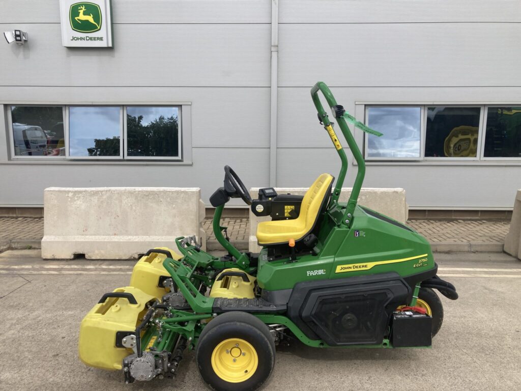 John Deere 2750E greens triple mower