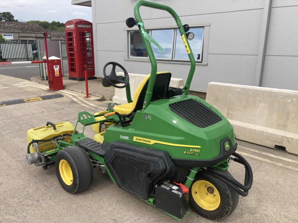 John Deere 2750E greens triple mower