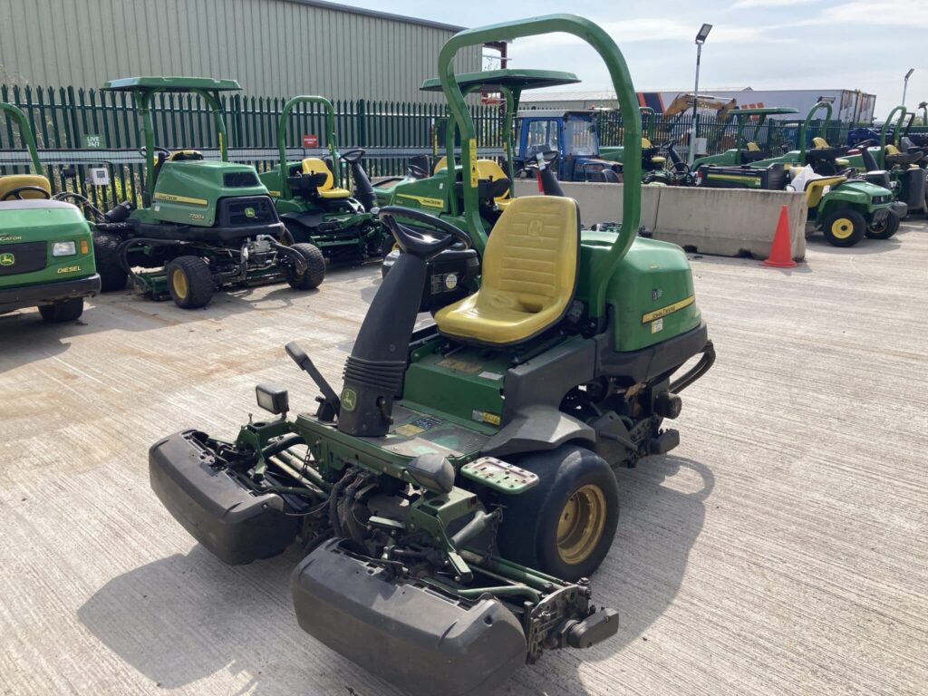 John Deere 2500E greens triple mower