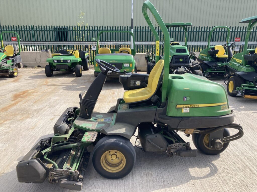 John Deere 2500E greens triple mower