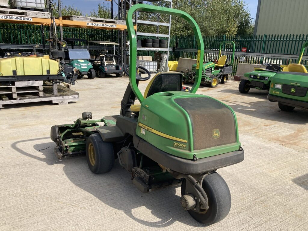 John Deere 2500E greens triple mower