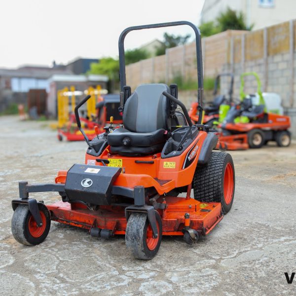 KUBOTA ZD1211 ZERO TURN MOWER