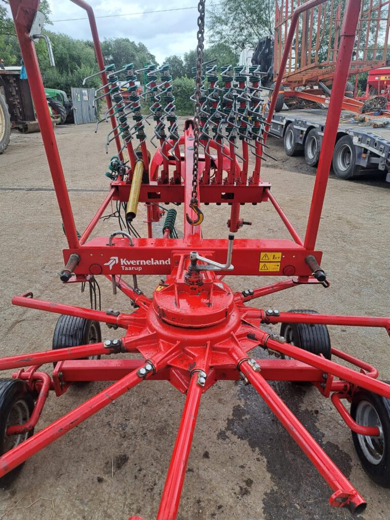 KVERNELAND 9039 SINGLE ROTOR RAKE