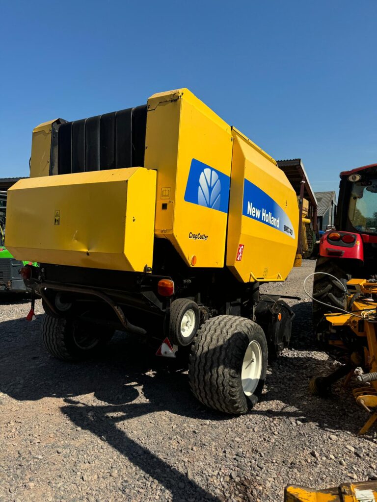 NEW HOLLAND BR740 CROP CUTTER BALER