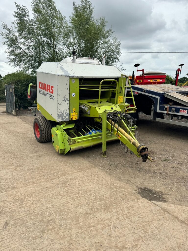 CLAAS ROLLANT 250 ROUND BALER