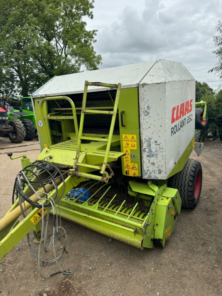 CLAAS ROLLANT 250 ROUND BALER