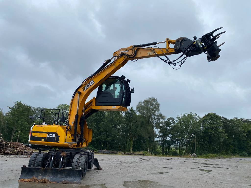 JCB JS 160W with elevating cabin