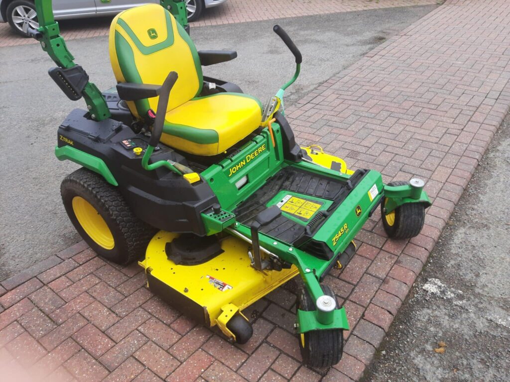 John Deere Z545R zero turn mower