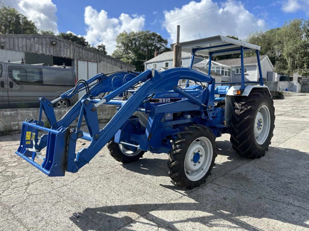 Ford 3910 Tractor & Loader