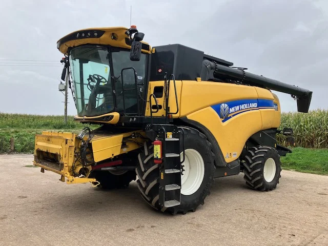 NEW HOLLAND CX8.80 COMBINE HARVESTER