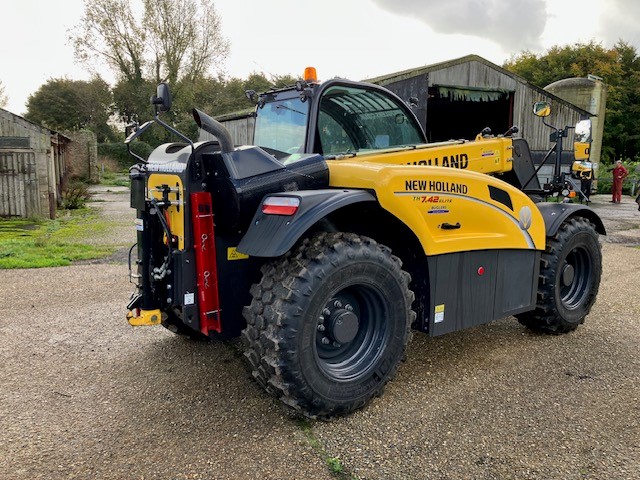 NEW HOLLAND TH7.42 ELITE TELESCOPIC HANDLER