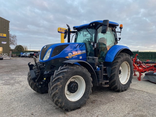 NEW HOLLAND T7.210 PC CL TRACTOR