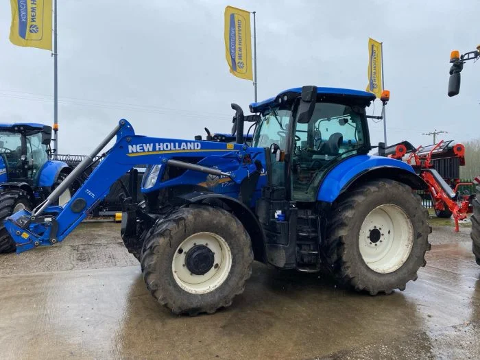 NEW HOLLAND T7.210 RC CL TRACTOR & LOADER