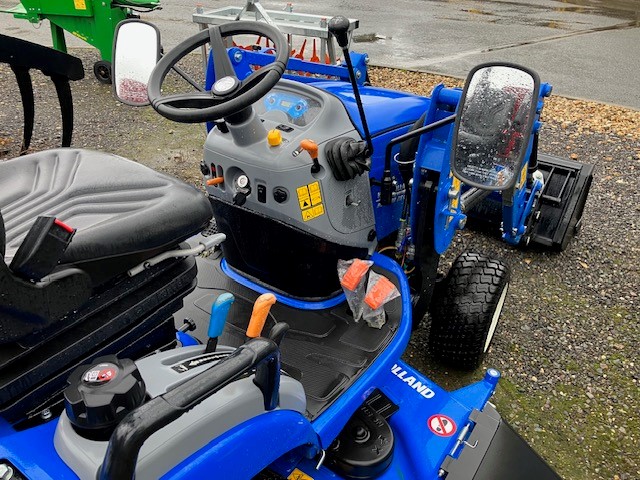 NEW HOLLAND BOOMER 25 COM TRACTOR