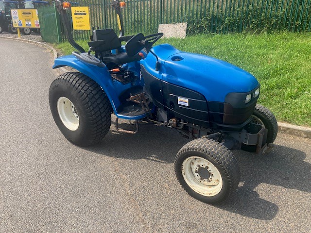 NEW HOLLAND TC27D TRACTOR