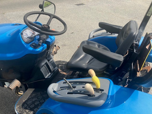 NEW HOLLAND TC27D TRACTOR