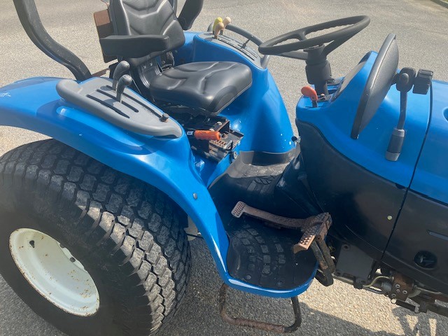 NEW HOLLAND TC27D TRACTOR