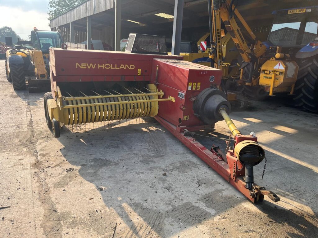 NEW HOLLAND 570 BALER