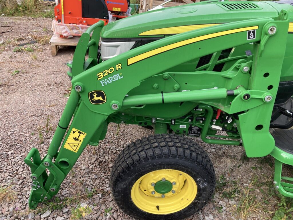 John Deere 320R fore end loader