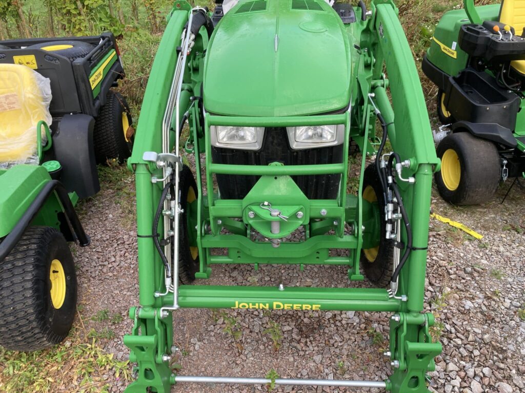 John Deere 320R fore end loader