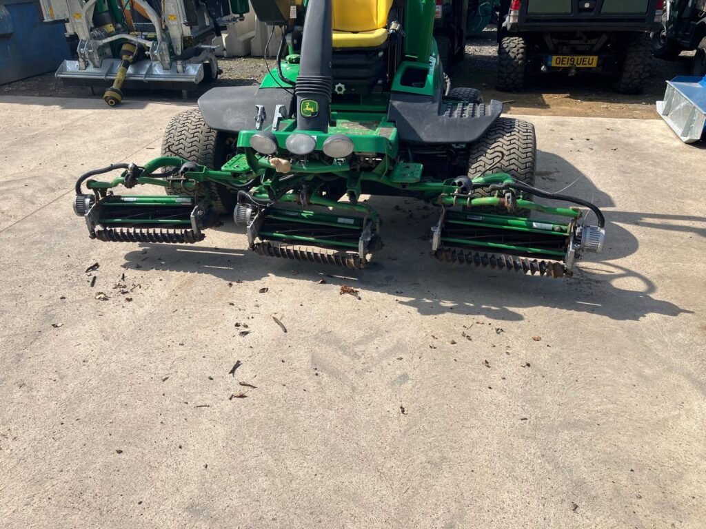 John Deere 7500AE fairway mower