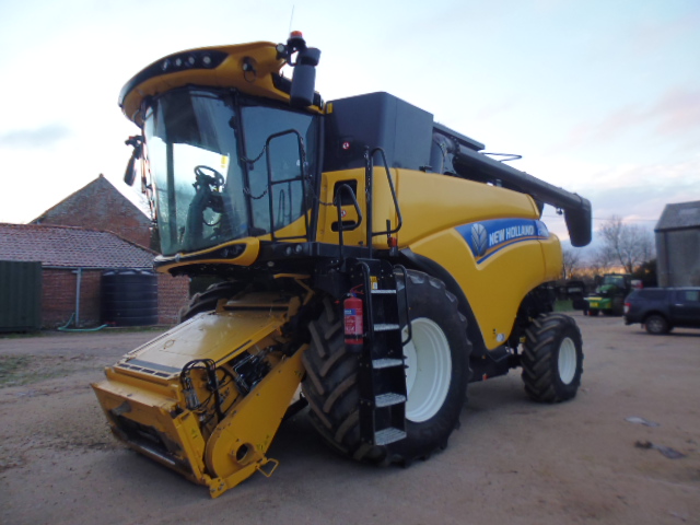 New Holland CR8.90 T4B