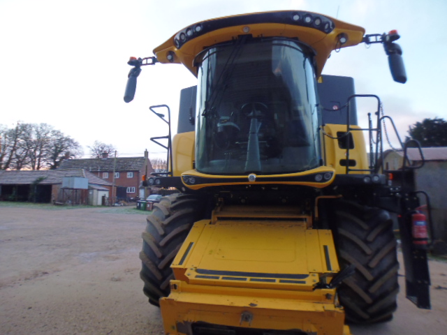 New Holland CR8.90 T4B