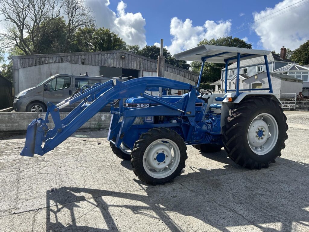 Ford 3910 Tractor & Loader