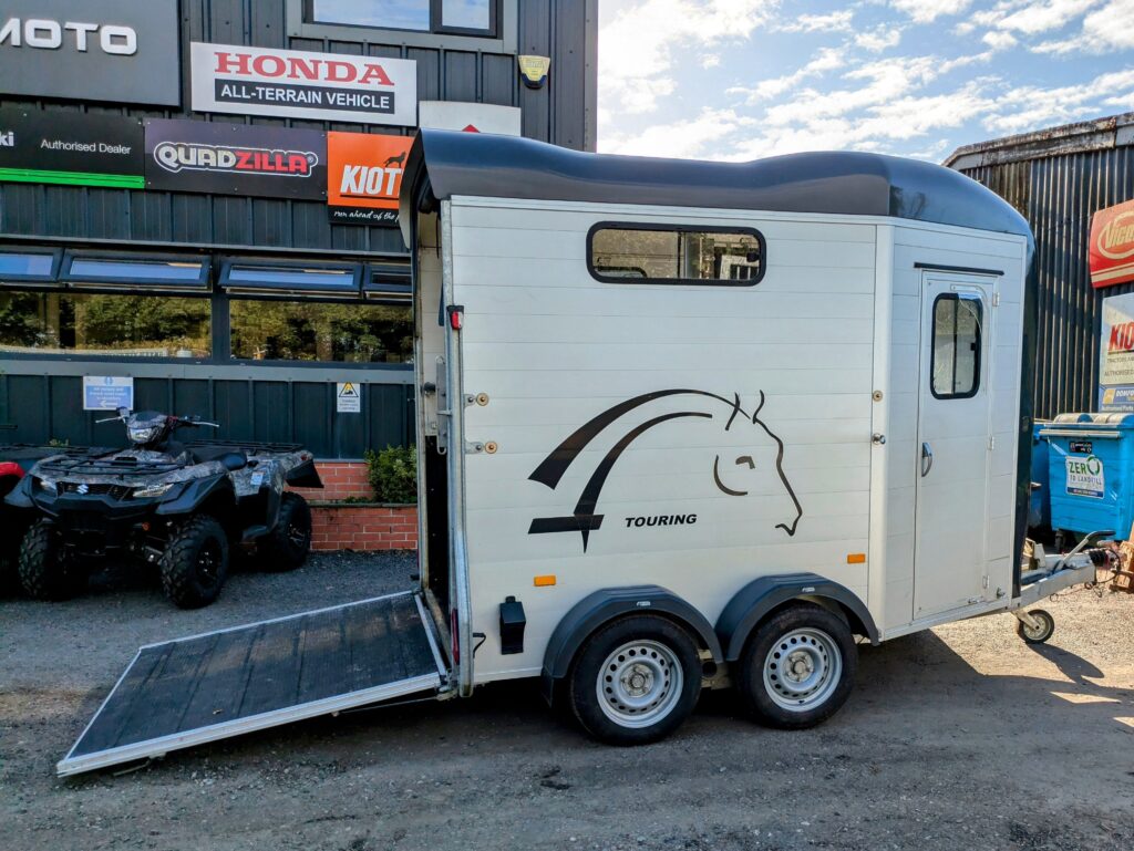 Cheval Liberté Touring Country 2 Horse Trailer with Tack Room