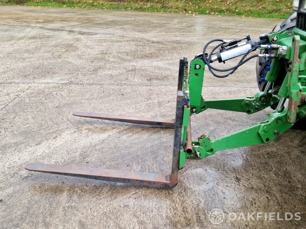 Linkage mounted carriage & pallet forks