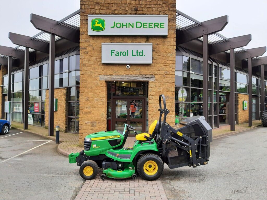 John Deere X950R 54″ high tip collector mower