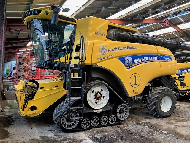 NEW HOLLAND CR10.90 COMBINE HARVESTER