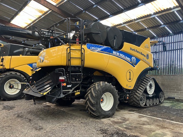 NEW HOLLAND CR10.90 COMBINE HARVESTER