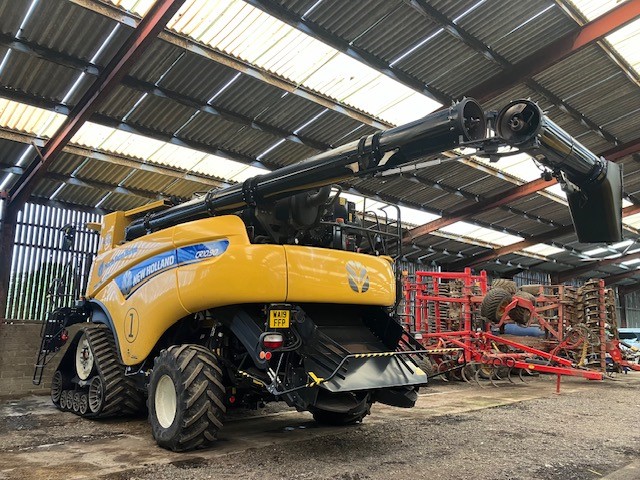 NEW HOLLAND CR10.90 COMBINE HARVESTER