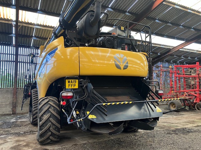 NEW HOLLAND CR10.90 COMBINE HARVESTER