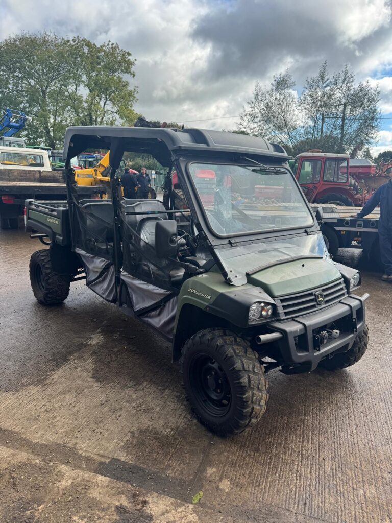 JOHN DEERE 855M GATOR