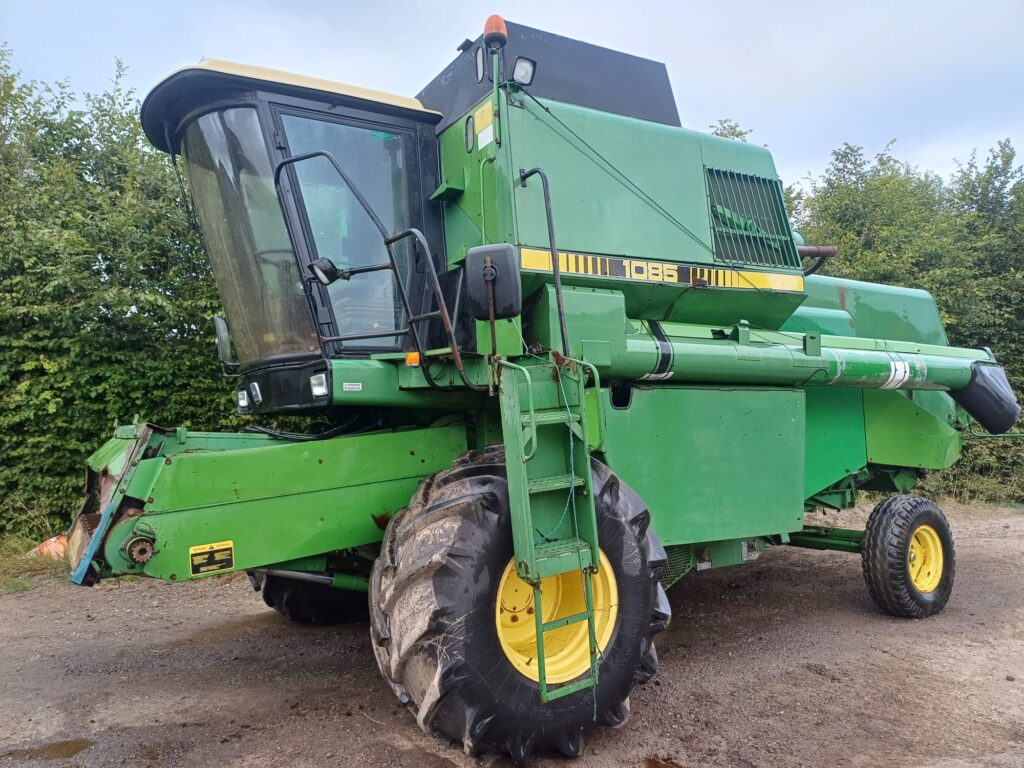 JOHN DEERE 1085 COMBINE