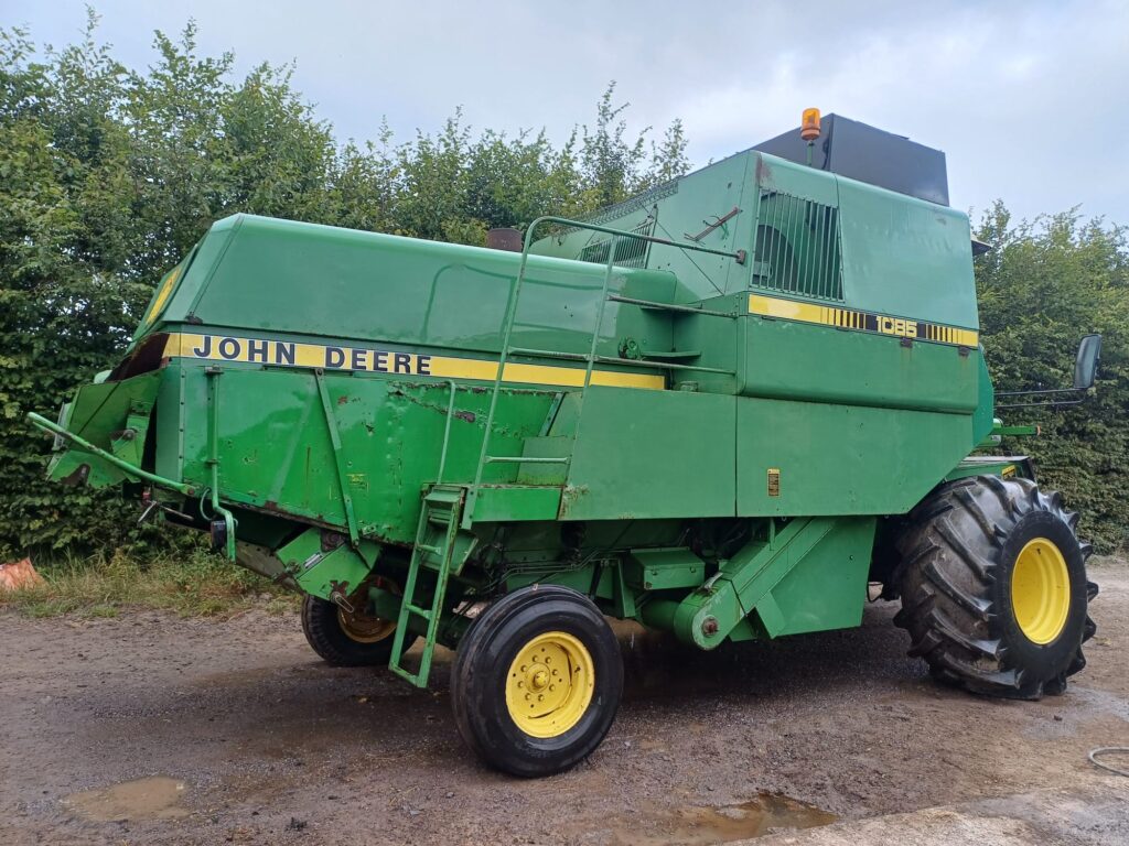 JOHN DEERE 1085 COMBINE