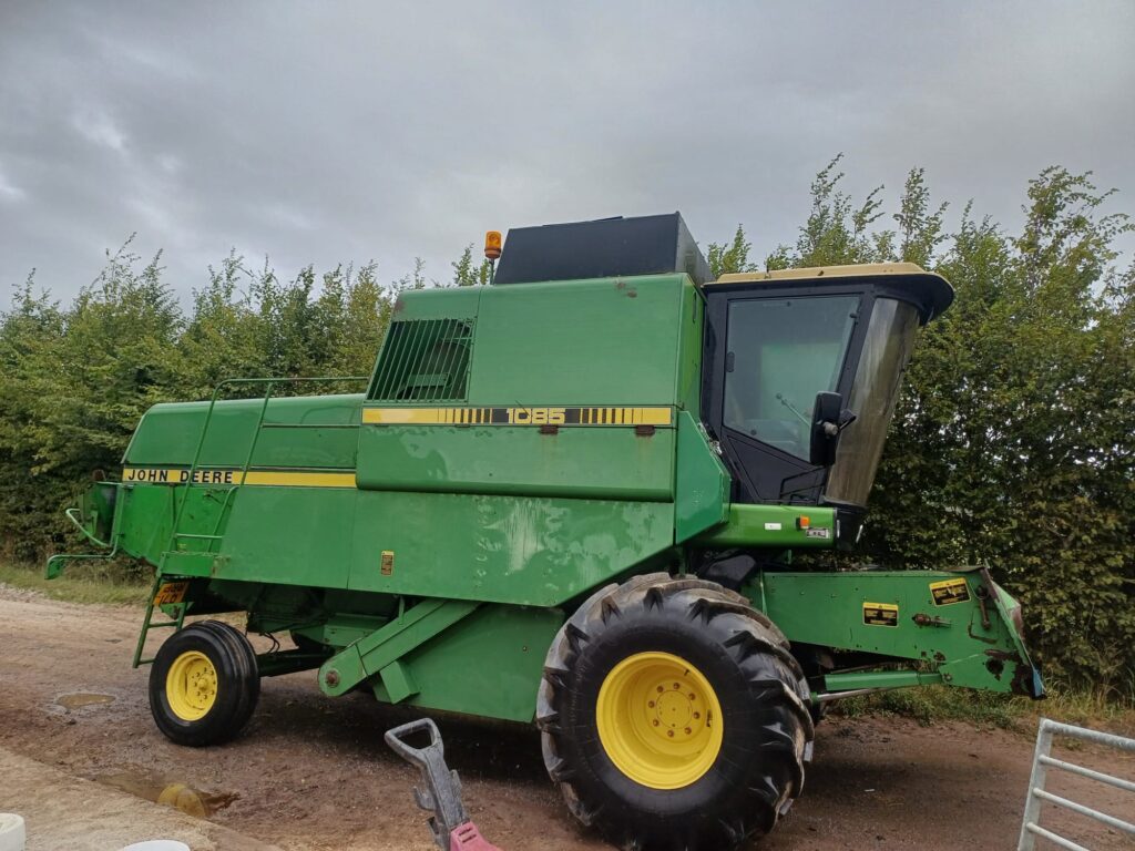 JOHN DEERE 1085 COMBINE