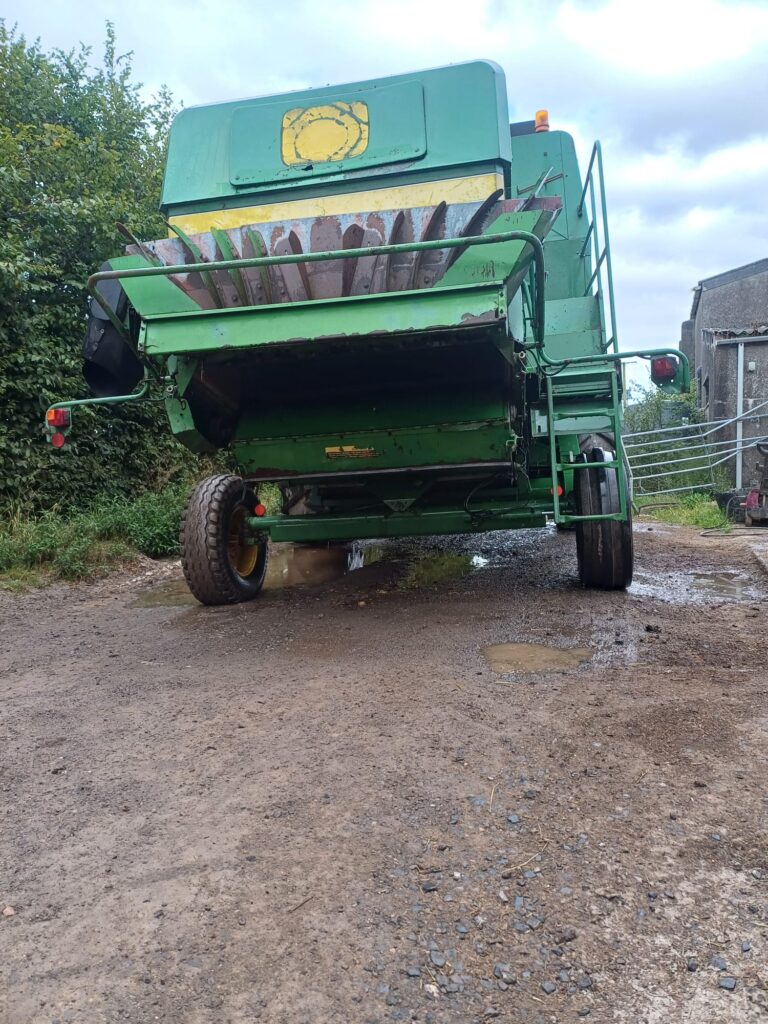 JOHN DEERE 1085 COMBINE