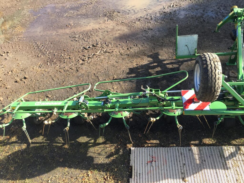 11MTR KRONE TRAILED TEDDER