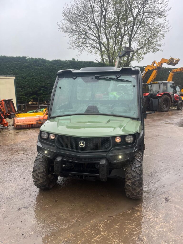 JOHN DEERE 875M GATOR