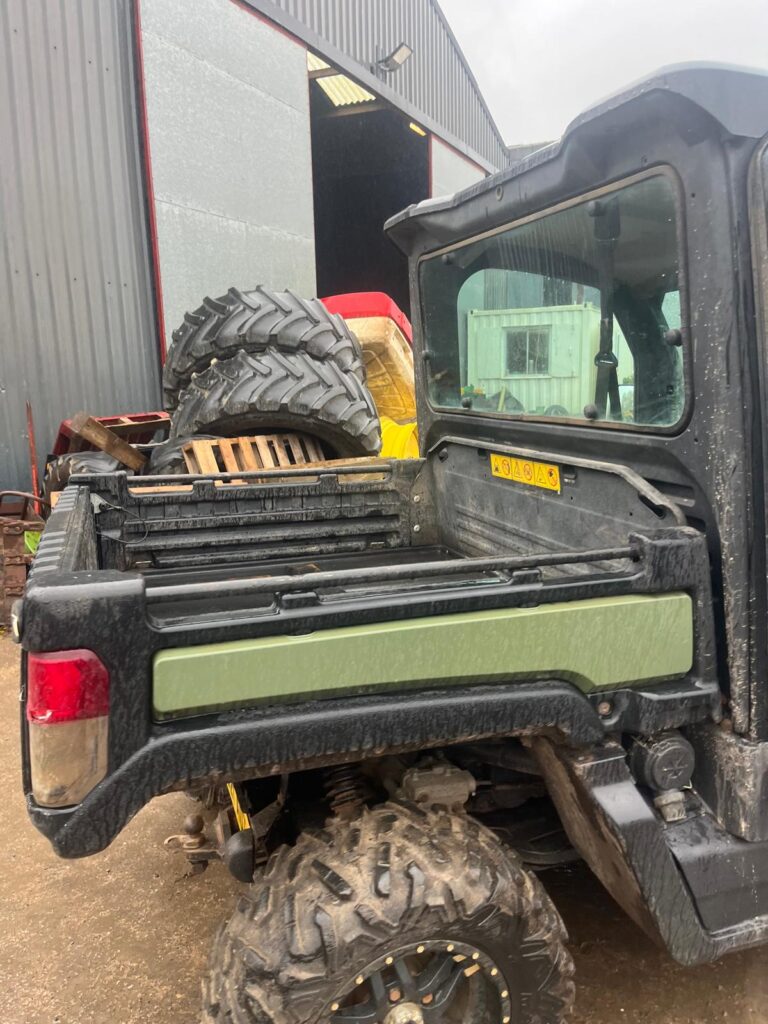 JOHN DEERE 875M GATOR