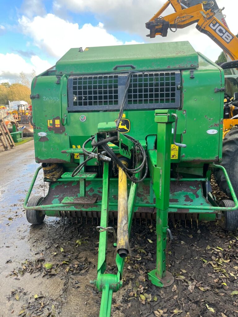 JOHN DEERE 568 MULTI-CROP BALER