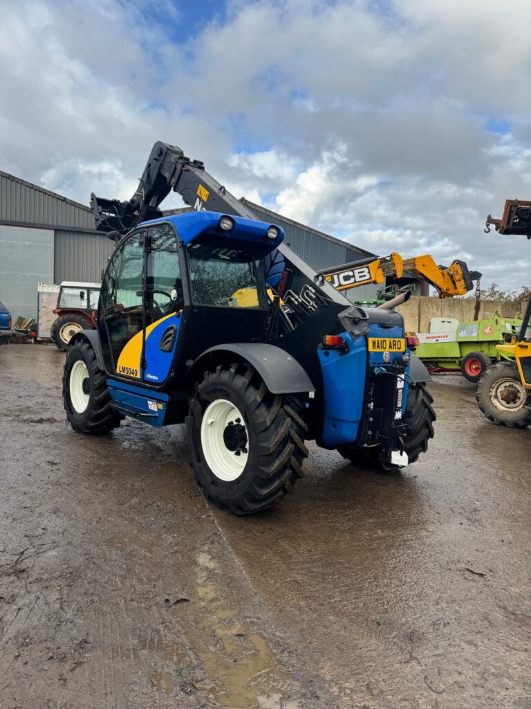 NEW HOLLAND LM5040 TELEHANDLER