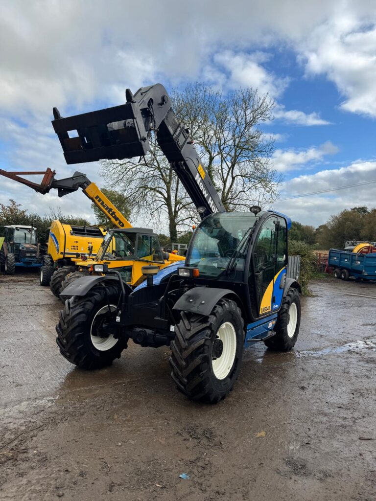 NEW HOLLAND LM5040 TELEHANDLER