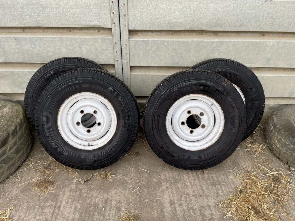 Land Rover, 4, wheels and tyres , 7.50 R 16, Michelin latitude cross 75% tread.